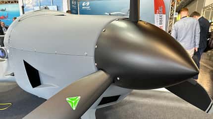 Neue deutsche Militär-Drohne Breezer Bussard auf der Aero 2026.