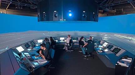DFS Deutsche Flugsicherung, Fluglotsen, Platzkontrolle, Tower, Towerloste, Arbeitsplatz, Kontrollzentrale, Flughafen Frankfurt, Berufe der Luftfahrt, Radarkontrollzentrum, Ausbildung, Simulator Einblick in den Beruf und die Ausbildung zum Fluglotsen