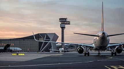 DFS Deutsche Flugsicherung, Fluglotsen, Platzkontrolle, Tower, Towerloste, Arbeitsplatz, Kontrollzentrale, Flughafen Frankfurt, Berufe der Luftfahrt, Radarkontrollzentrum Einblick in den Beruf und die Ausbildung zum Fluglotsen