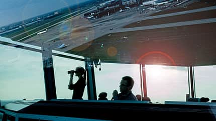 DFS Deutsche Flugsicherung, Fluglotsen, Platzkontrolle, Tower, Towerloste, Arbeitsplatz, Kontrollzentrale, Flughafen Frankfurt, Berufe der Luftfahrt, Radarkontrollzentrum Einblick in den Beruf und die Ausbildung zum Fluglotsen