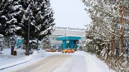 Eingang des Flughafen Gorno-Altaisk in Süd-Sibirien.