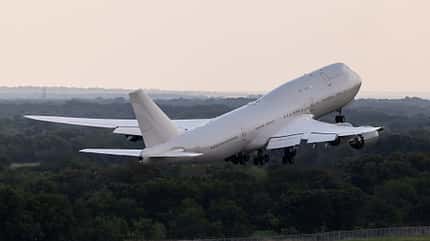 Katarische Boeing 747-8I als Interimsflugzeug für US-Präsident Trump im Flugtest.
