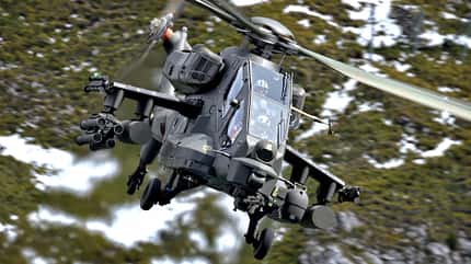 Neuer Kampfhubschrauber Leonardo AW249 in Aktion im Gebirge.