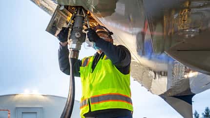 Boeing, ecoDemonstrator, nachhaltiger Flugkraftstoff, SAF, Sustainable Aviation Fuel, Betankung Wartungstechniker betankt den Boeing ecoDemonstrator 2021 mit nachhaltigem Flugkraftstoff