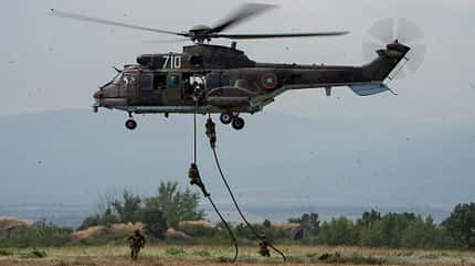 Kampfflugzeuge und Hubschrauber üben bei "Thracian Blade 26" in Bulgarien auf einem verwaisten Fliegerhorst. 