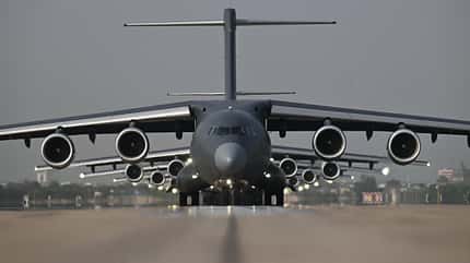 Zahlreiche Transportflugzeuge vom Typ Xian Y-20B reihen sich in China zum "Elephant Walk" auf.