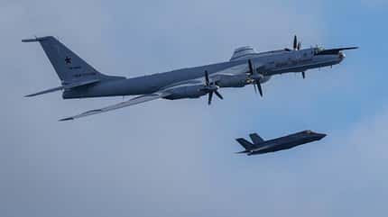 F-35B der Royal Navy fangen tief fliegenden russischen U-Boot-Jäger Tu-142 "Bear" ab. 
