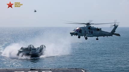 Das amphibische Docklandungsschiff *Changbaishan* (Kennung 989), das einer Marineflottille unter dem Kommando des Südlichen Theaterbereichs der chinesischen Volksbefreiungsarmee (PLA) untersteht, führt Mitte bis Ende Juli 2026 im Rahmen einer vielseitigen maritimen Übung gemeinsame Operationen in Abstimmung mit Z-20J-Bordhubschraubern und einem Luftkissen-Landungsboot (LCAC) durch.