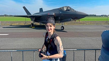 F-35, Florennes, belgische Luftwaffe, F-35 Lightning II, Tag der belgischen Luftwaffe Redakteurin für Luft- und Raumfahrt Mirjam Alama vor einer F-35 in Florennes