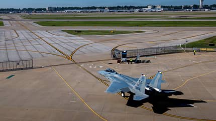 Erste für Kadena bestimmte F-15EX verlässt Boeing-Werk für nächsten Meilenstein in Portland