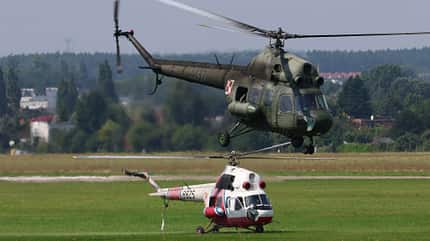 Polen, Mi-24, Hind, Mi-24D, Mi-2, Mi24 Mil Mi-24 der polnischen Streitkräfte in Aktion.