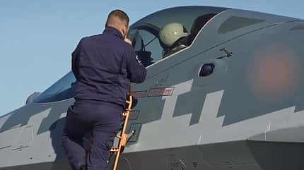 Su-57, Stealth, Russland, Suchoi Neue Suchoi Su-57 mit elektrooptischem Sensor an der Rumpfseite im Cockpitbereich.