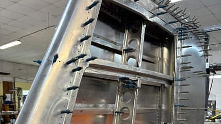 Stuka, Junkers, Ju 87 Neuaufbau der Ju 87 D-5 in flugfähigen Zustand - Blecharbeiten an Flügel und Leitwerk.