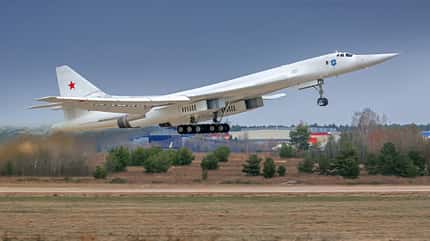 Neue Tupolew Tu-160M beim Start in Russland.