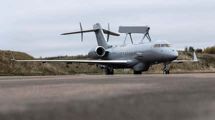 Saab GlobalEye mit schwedischen Kennzeichen am Boden