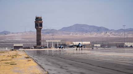 F-15EX, Nellis AFB Zwei F-15EX rollen vor dem Tower in Nellis