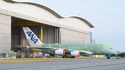 Erste A380 für ANA rollt aus der Endmontage