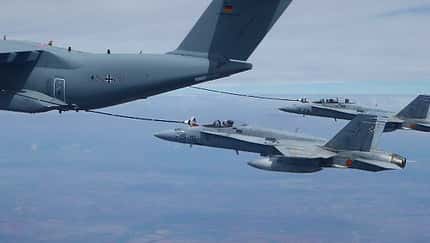 A400M der Luftwaffe betankt EF-18