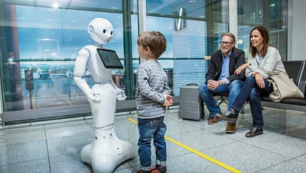 Roboter gibt Passagieren Auskunft