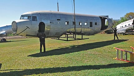 Douglas C-47 „Night Fright“ zerlegt und nach Großbritannien verschickt