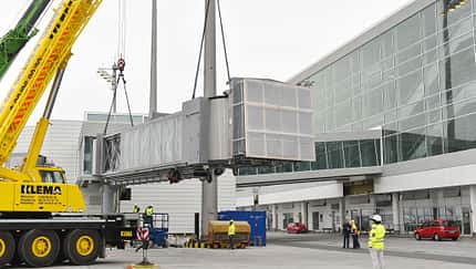 München installiert erste Fluggastbrücken am Satellitengebäude