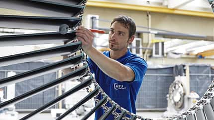 Montage des A320neo-Antriebs bei MTU