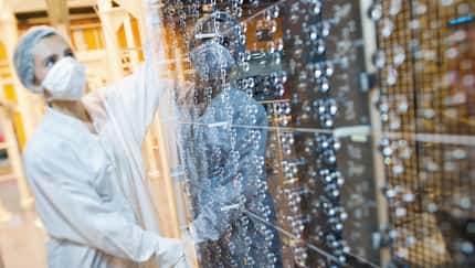 Fertigungslinie für erste OneWeb-Satelliten eröffnet