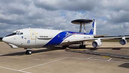 Zwei E-3A der NATO im Sonderanstrich