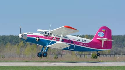 Antonow An-2-100 schleppt Rekordlast