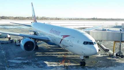 Boeing 777 von Austrian landet nach Triebwerksausfall zwischen