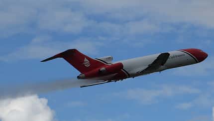 Dreistrahliges Sprühflugzeug in Farnborough