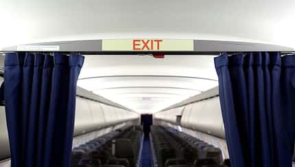 Leuchtende Notausgangsschilder von Lufthansa Technik
