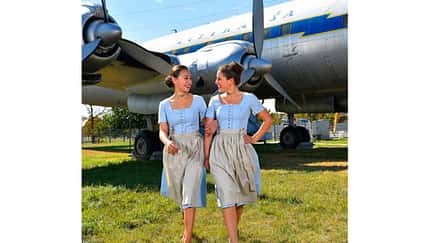Lufthansa fliegt mit Retro-Trachten