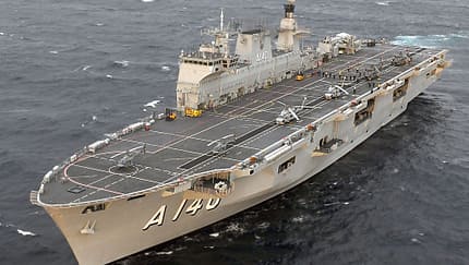 Erste Hubschrauber landen auf der "Atlantico"