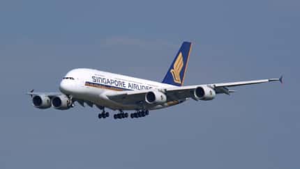 SIA mustert ihre erste A380 aus