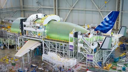 Seitenleitwerk der ersten Beluga XL wird montiert