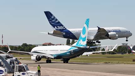 Airbus und Boeing verkaufen fast 900 Flugzeuge