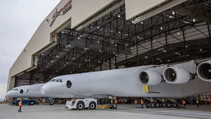 Stratolaunch rollt aus der Halle