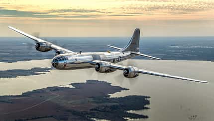 Zwei B-29 Superfortress in Oshkosh