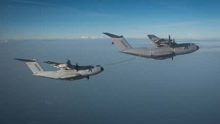 Airbus A400M betankt zweite A400M