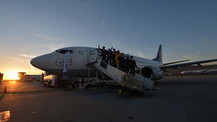 Lufthansa-737 fliegt zum Finale nach Hamburg
