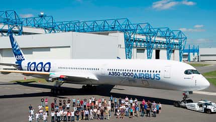 Lange A350 rollt in vollen Airbus-Farben ins Tageslicht