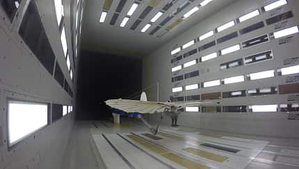 Lilienthal Gleiter fliegt im DLR-Windkanal
