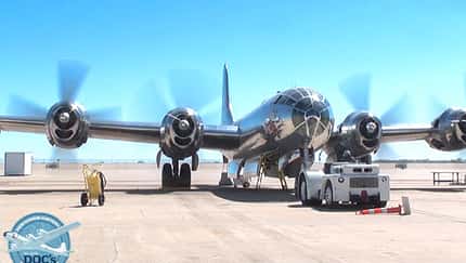Zweite Superfortress rollt am Boden