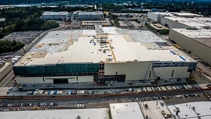 Neue Boeing-777X-Flügelmontagehalle erhält ihr Dach