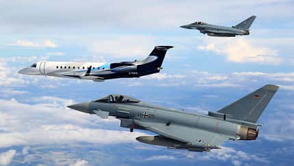 Eurofighter eskortieren Flugzeug der Queen