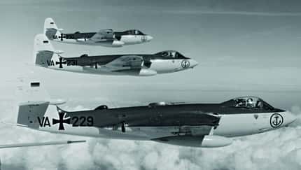 Die ersten Flugzeuge und Hubschrauber der Marine