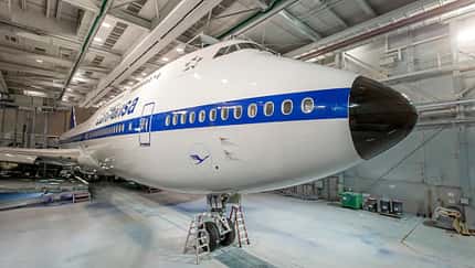 Lufthansa-Retro-Jumbo rollt aus der Halle