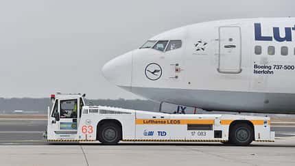 TaxiBot rollt Flugzeuge zum Start