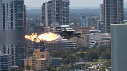 Tief und laut: General Dynamics F-111 über Surfers Paradise